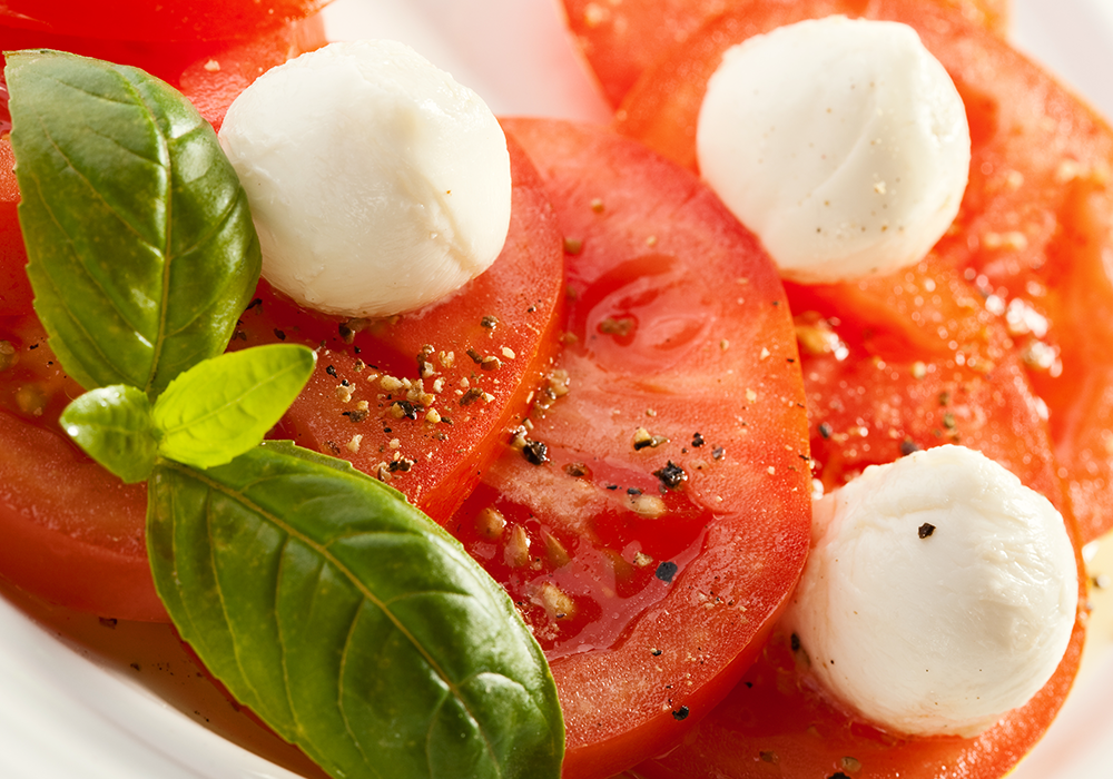 Tomaten-Mozarella-Salat mit Basilikum.