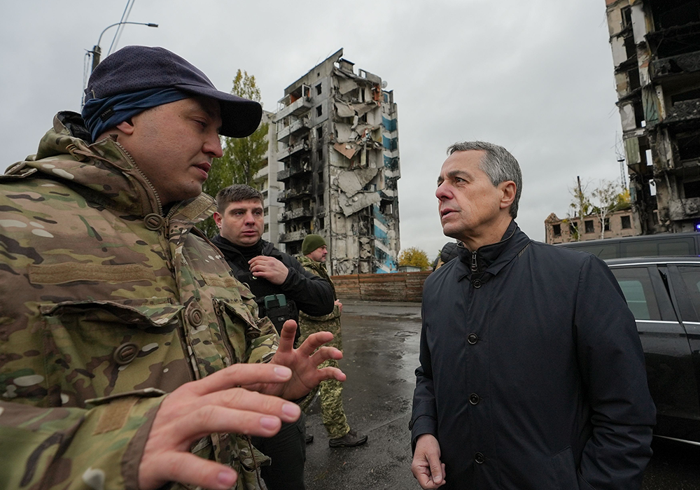 Le président de la Confédération, Ignazio Cassis, en voyage en Ukraine pour faire un point sur la situation, discute avec un soldat.