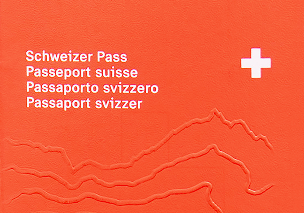 Partie supérieure du nouveau passeport suisse sur laquelle on voit les lignes de montagnes.